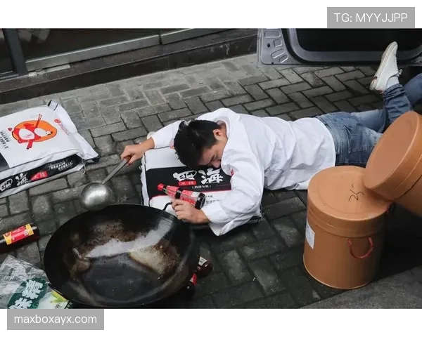 扎克拉文上场像隔壁大哥，下场刷到他家厨房我差点把手机摔了——私人厨师？