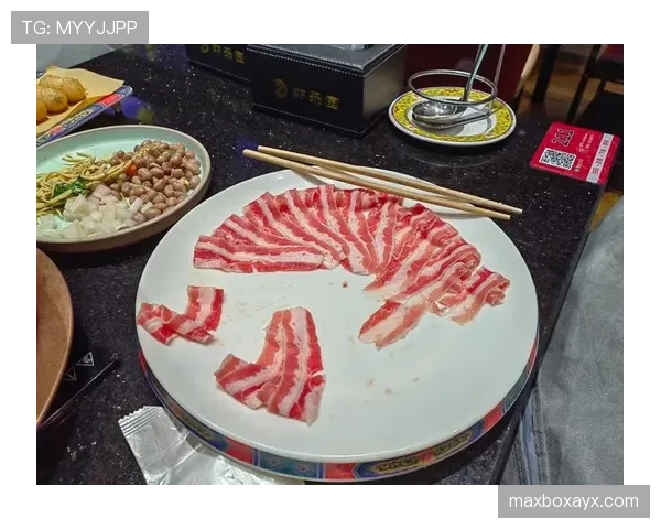 假设费钰婷拎着大牌包去便利店买奶茶，收银小哥那表情我看了三遍